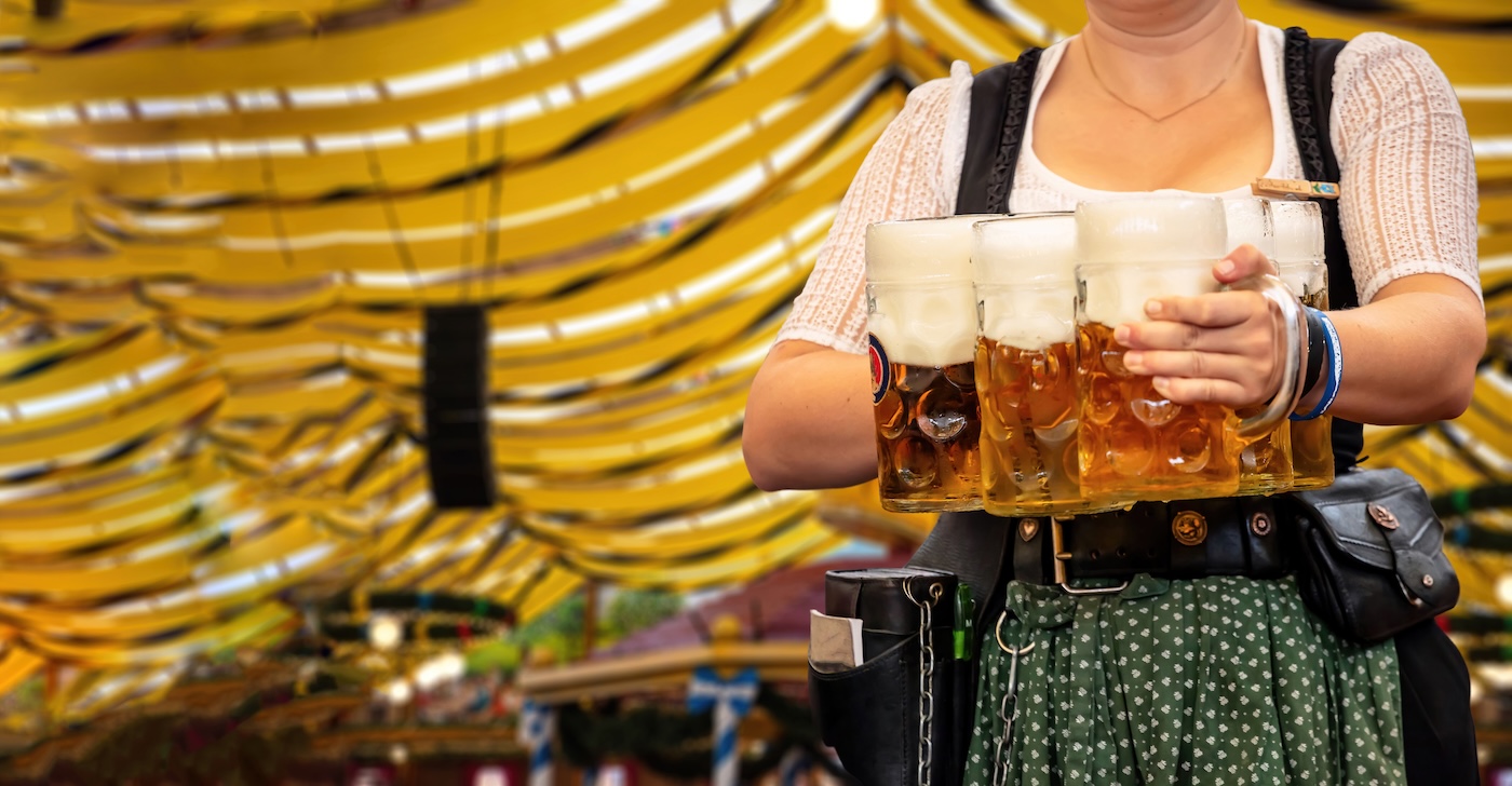 Bedienung auf dem Gäubodenvolksfest hält Bier fest