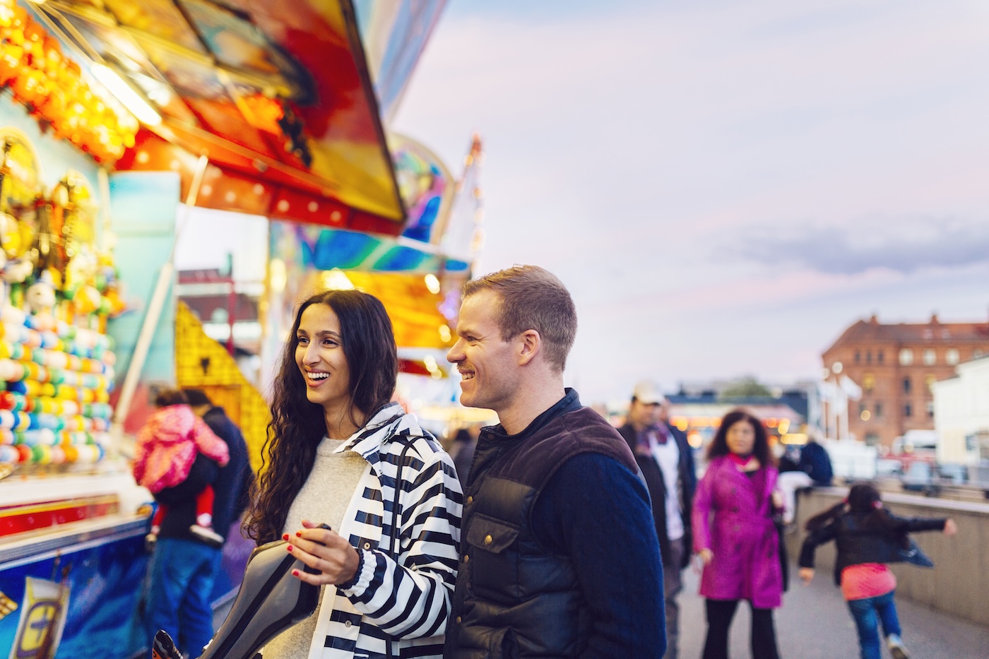 Paar genießt das Gäubodenvolksfest vor einem Los-Stand